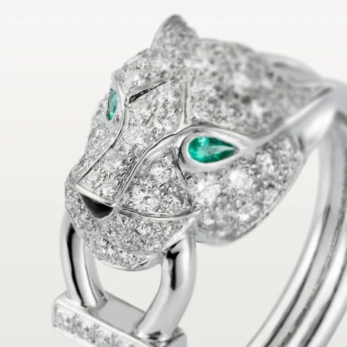 Anello Panthere De Cartier – Oro bianco, diamanti, smeraldi, onice – Cartier