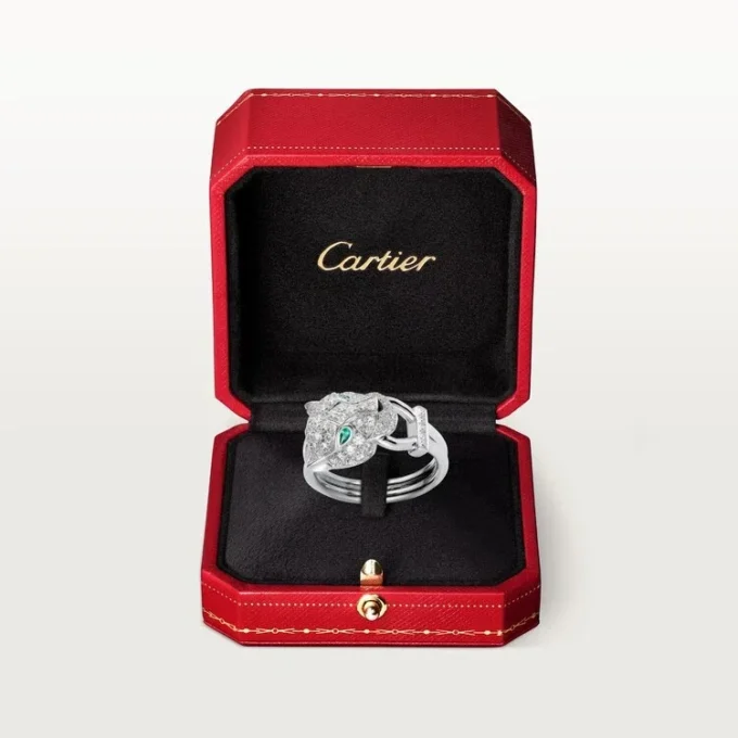 Anello Panthere De Cartier – Oro bianco, diamanti, smeraldi, onice – Cartier