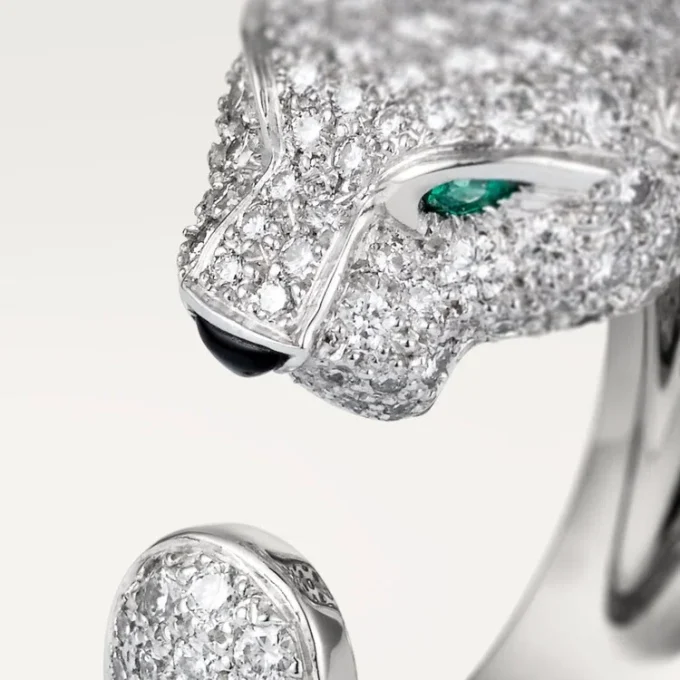 Anello Panthere De Cartier – Oro bianco, diamanti, smeraldi, onice – Cartier