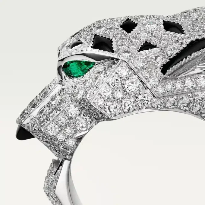 Anello Panthere De Cartier – Oro bianco, diamanti, smeraldi, onice – Cartier