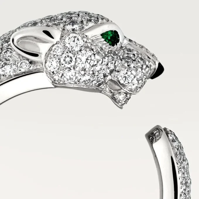 Anello Panthere De Cartier – Oro bianco, diamanti, smeraldi, onice – Cartier