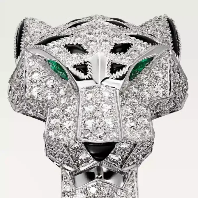 Anello Panthere De Cartier – Oro bianco, diamanti, smeraldi, onice – Cartier