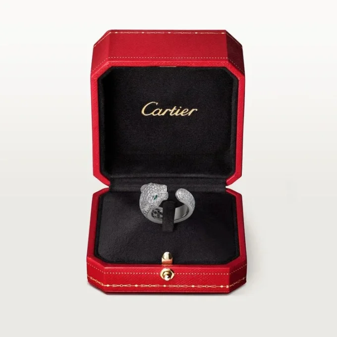 Anello Panthere De Cartier – Oro bianco, diamanti, smeraldi, onice – Cartier
