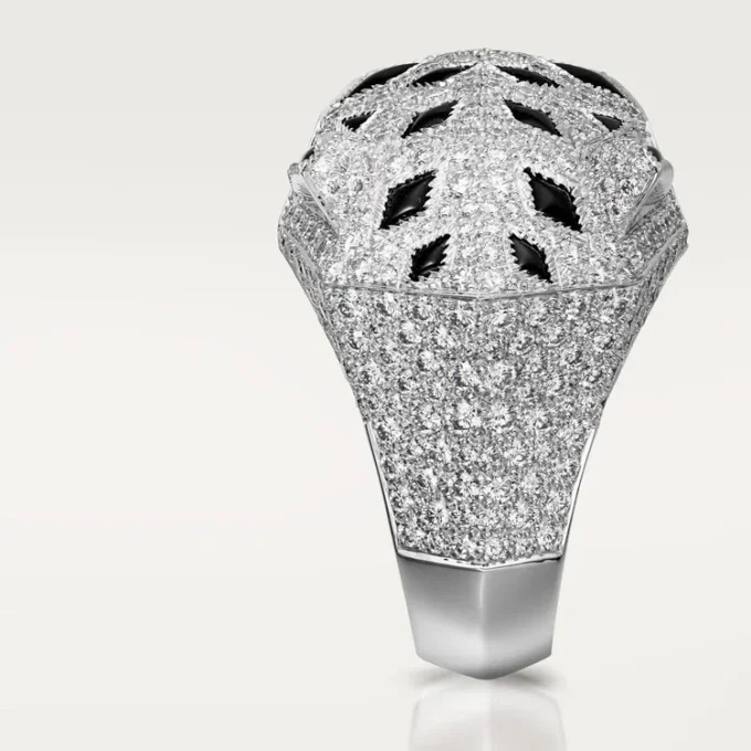 Anello Panthere De Cartier – Oro bianco, diamanti, smeraldi, onice – Cartier
