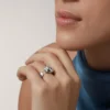 Anello Panthere De Cartier – Oro bianco, granati tsavoriti, onice – Cartier