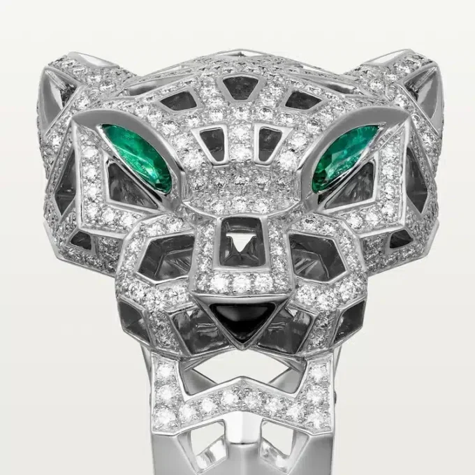 Anello Panthere De Cartier – Oro bianco, onice, smeraldi, diamanti – Cartier
