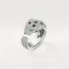 Anello Panthere De Cartier – Oro bianco, smeraldi, onice, diamanti – Cartier