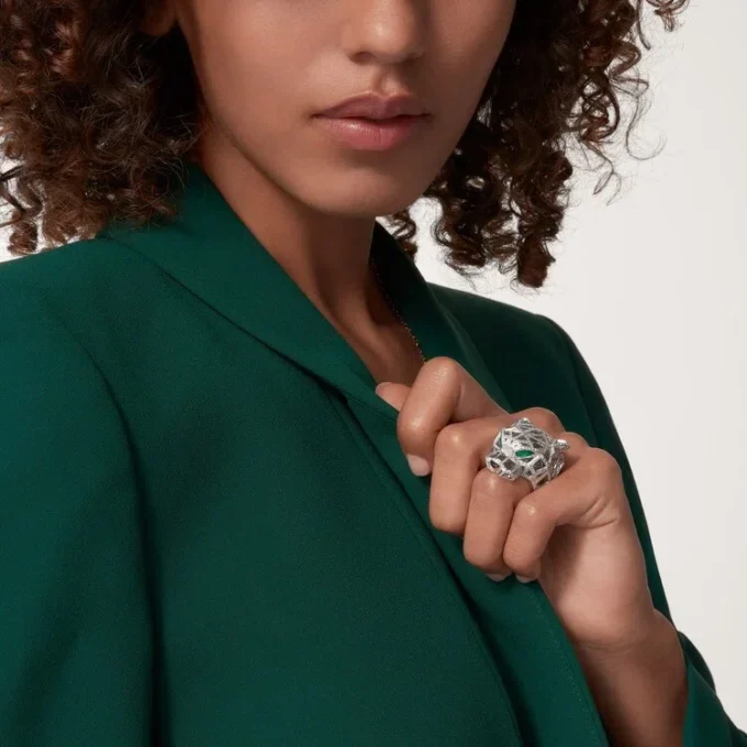 Anello Panthere De Cartier – Oro bianco, smeraldi, onice, diamanti – Cartier