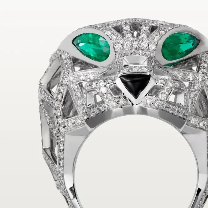 Anello Panthere De Cartier – Oro bianco, smeraldi, onice, diamanti – Cartier
