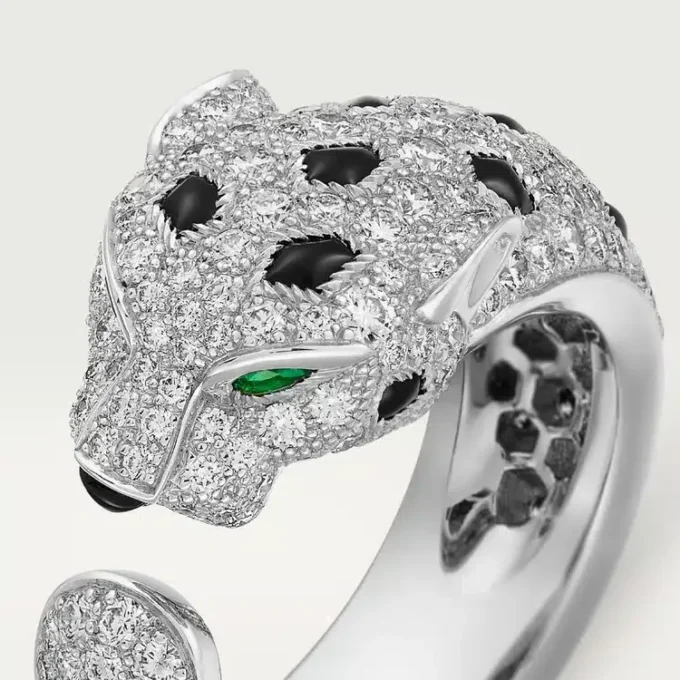 Anello Panthere De Cartier – Oro bianco, smeraldi, onice, diamanti – Cartier
