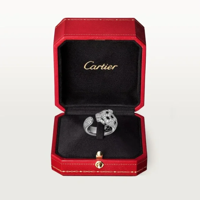 Anello Panthere De Cartier – Oro bianco, smeraldi, onice, diamanti – Cartier