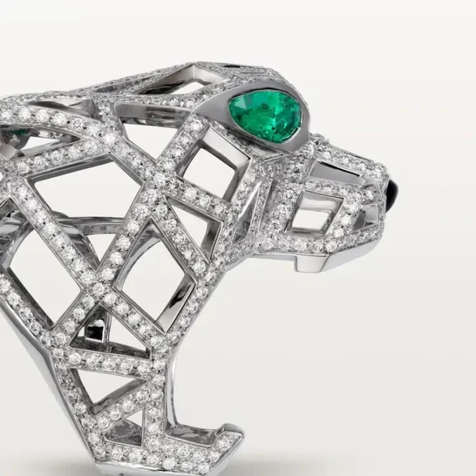 Anello Panthere De Cartier – Oro bianco, smeraldi, onice, diamanti – Cartier