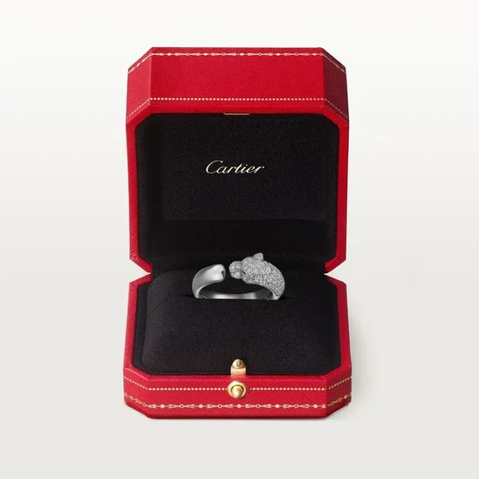 Anello Panthere De Cartier – Oro bianco, smeraldi, onice, diamanti – Cartier