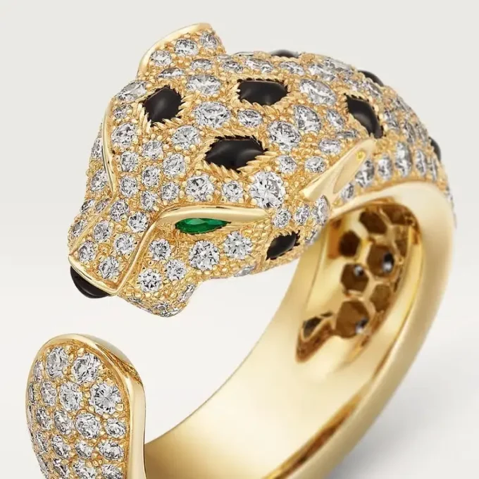 Anello Panthere De Cartier – Oro giallo, smeraldi, onice, diamanti – Cartier