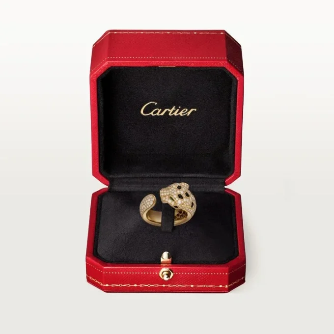 Anello Panthere De Cartier – Oro giallo, smeraldi, onice, diamanti – Cartier