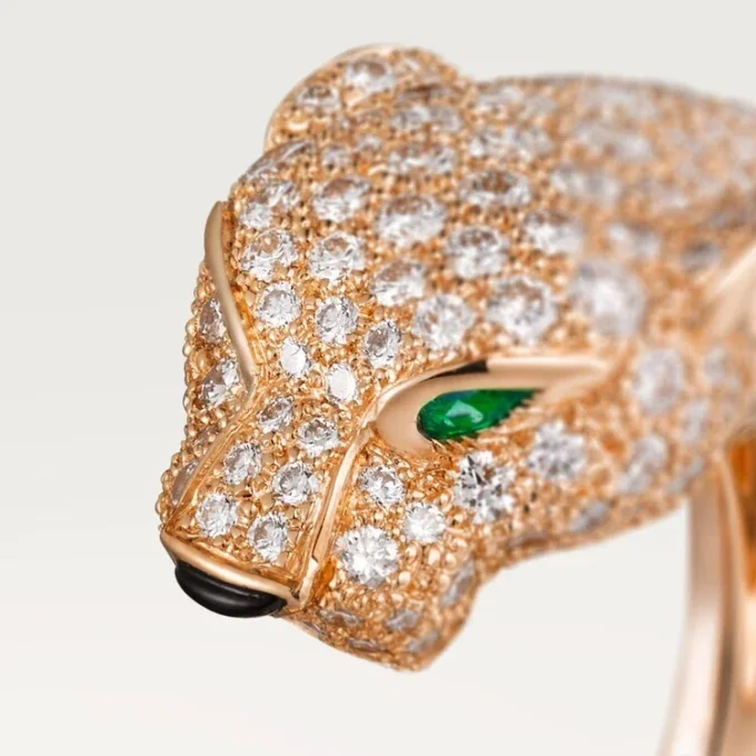 Anello Panthere De Cartier – Oro rosa, diamanti, smeraldi, onice – Cartier