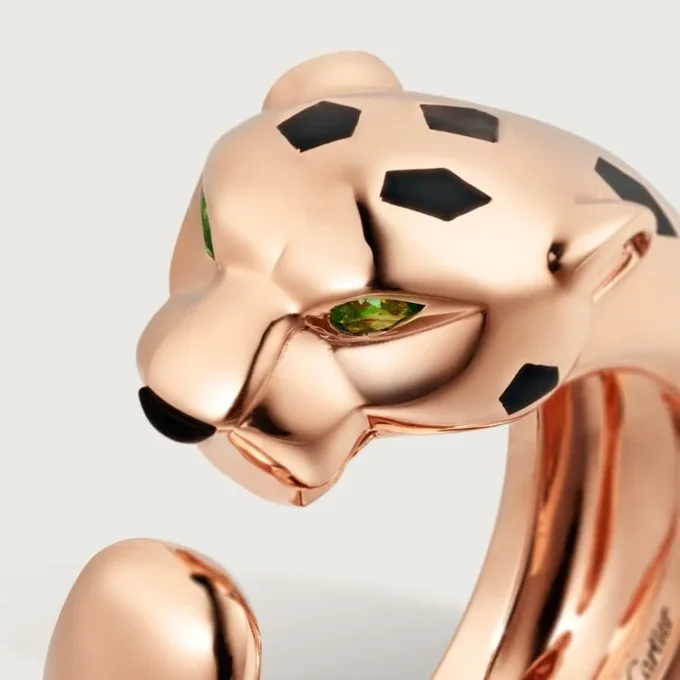 Anello Panthere De Cartier – Oro rosa, granati tsavoriti, onice – Cartier