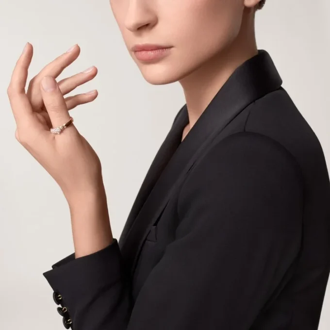Anello Panthere De Cartier – Oro rosa, onice, smeraldi, diamanti – Cartier