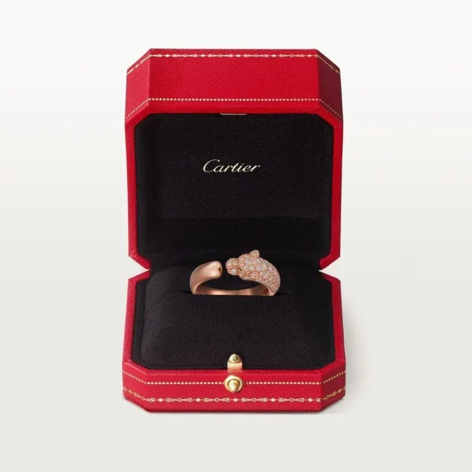 Anello Panthere De Cartier – Oro rosa, onice, smeraldi, diamanti – Cartier