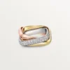 Anello Trinity, forma a cuscino, modello medio, mezzo pavé