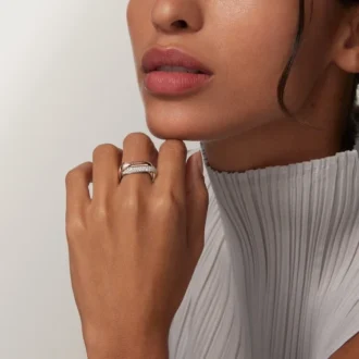 Anello Trinity, forma a cuscino, modello medio, mezzo pavé