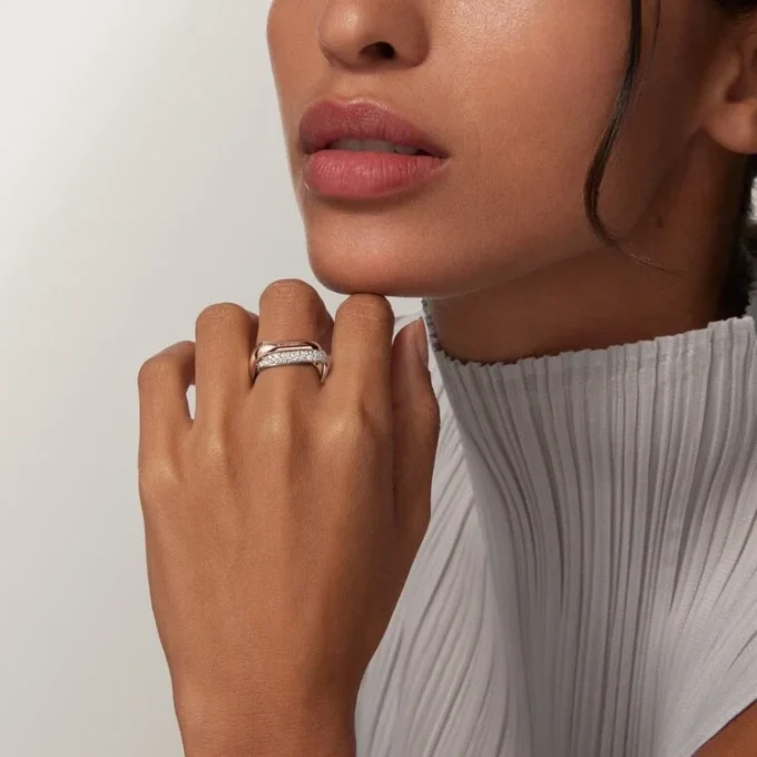 Anello Trinity, forma a cuscino, modello medio, mezzo pavé