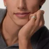 Anello Trinity, forma a cuscino, modello medio, mezzo pavé
