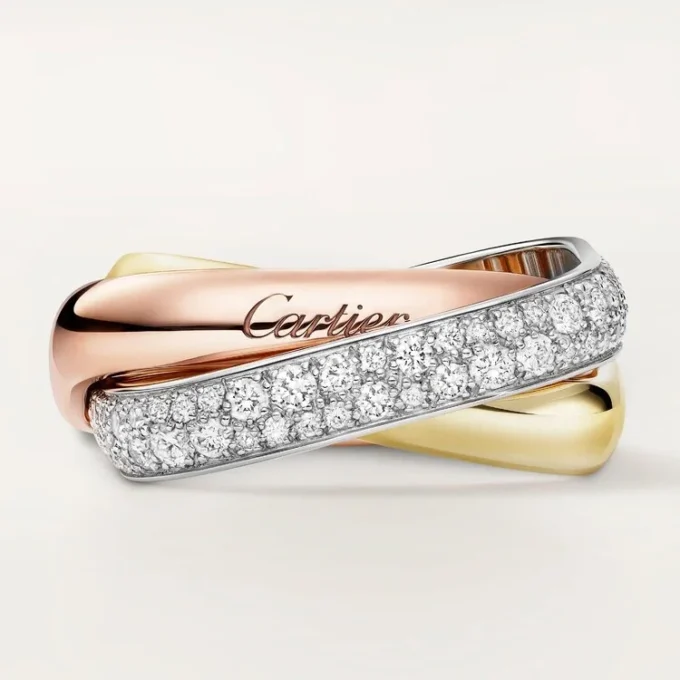 Anello Trinity, forma a cuscino, modello medio, mezzo pavé