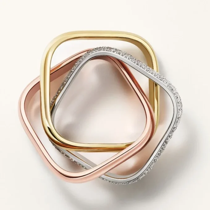Anello Trinity, forma a cuscino, modello medio, mezzo pavé
