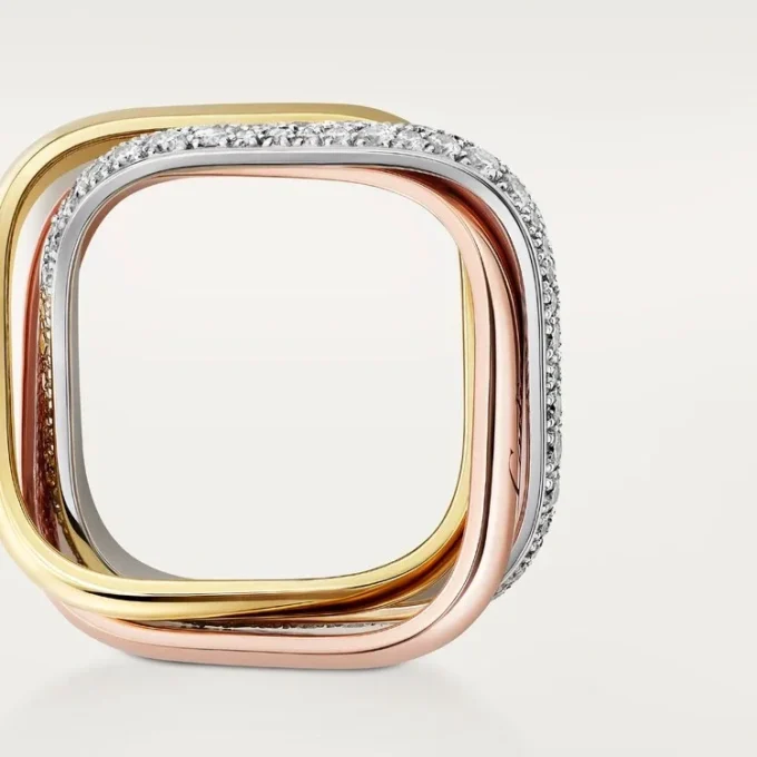 Anello Trinity, forma a cuscino, modello medio, mezzo pavé