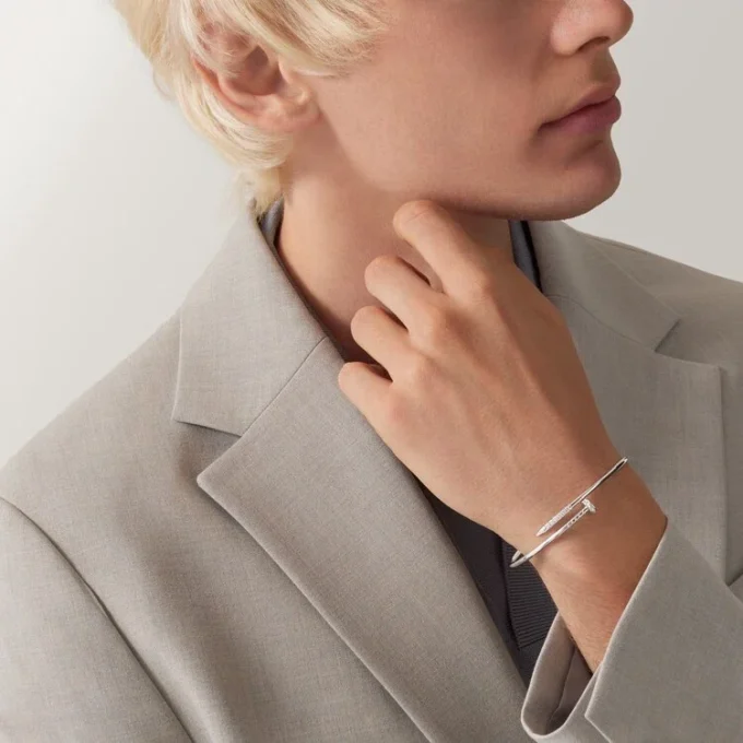 Bracciale Juste Un Clou, modello piccolo, diamanti incastonati a rovescio