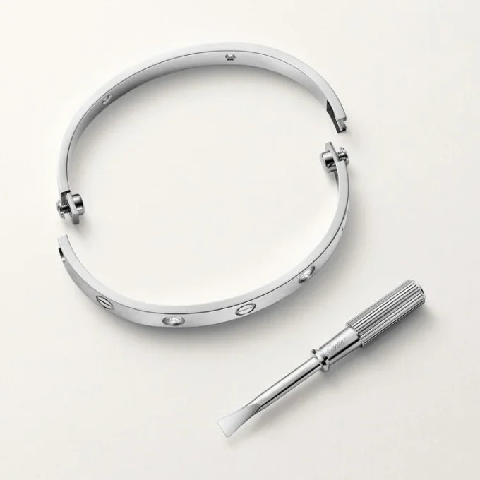 Bracciale Love, modello classico, satinato, 4 diamanti
