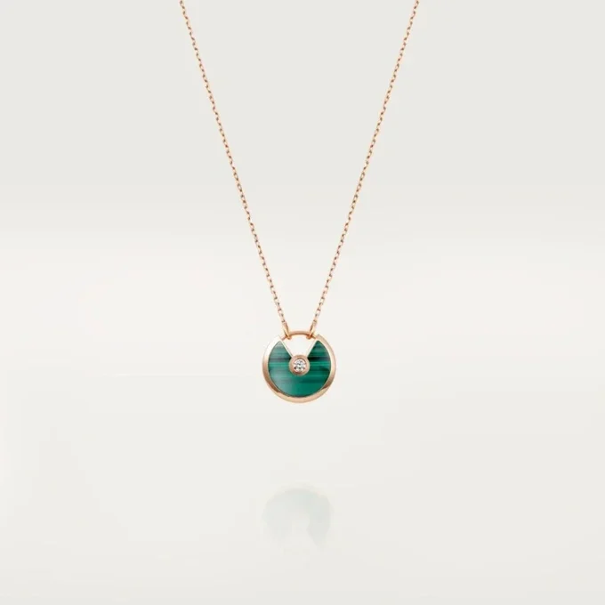 Collana Amulette De Cartier, modello piccolo – Oro rosa, malachite, diamante – Cartier