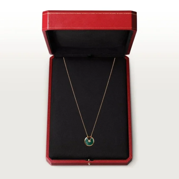 Collana Amulette De Cartier, modello piccolo – Oro rosa, malachite, diamante – Cartier