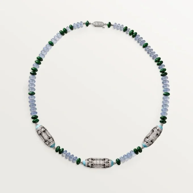 Collana di alta gioielleria – Oro bianco, calcedonio, skarn, turchese, lacca nera, diamanti – Cartier