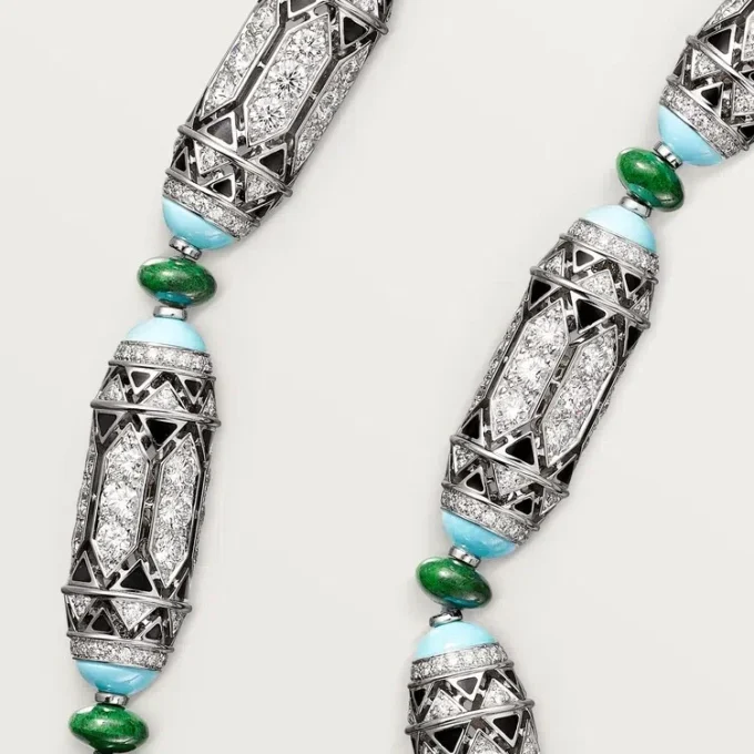 Collana di alta gioielleria – Oro bianco, calcedonio, skarn, turchese, lacca nera, diamanti – Cartier