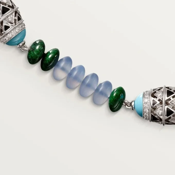 Collana di alta gioielleria – Oro bianco, calcedonio, skarn, turchese, lacca nera, diamanti – Cartier