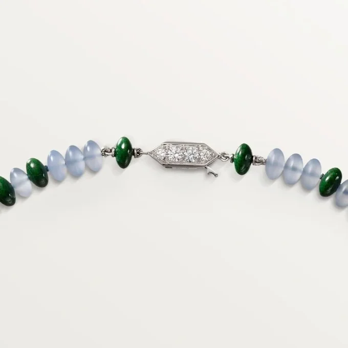 Collana di alta gioielleria – Oro bianco, calcedonio, skarn, turchese, lacca nera, diamanti – Cartier