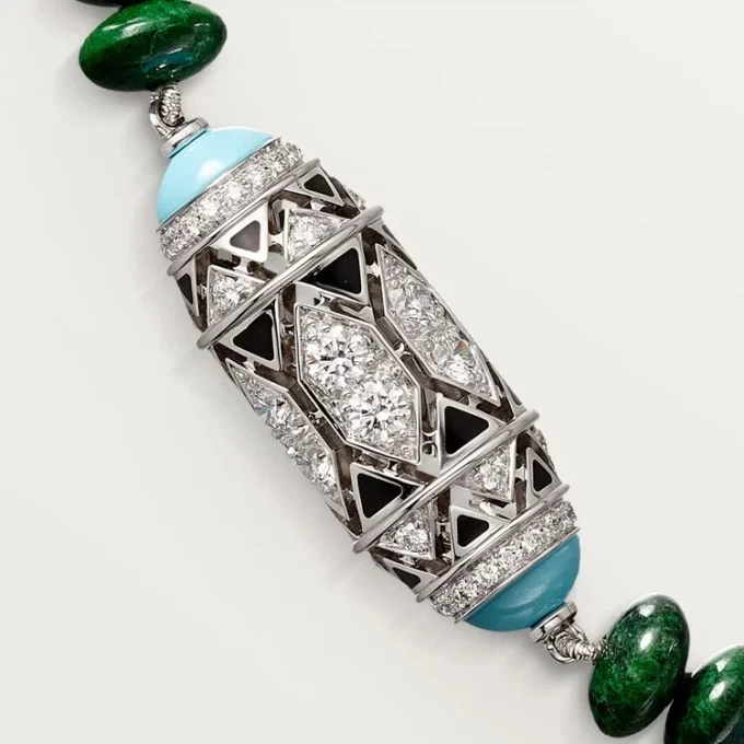 Collana di alta gioielleria – Oro bianco, calcedonio, skarn, turchese, lacca nera, diamanti – Cartier