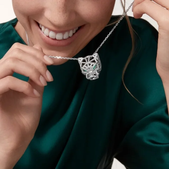 Collana Panthere De Cartier – Oro bianco, smeraldi, diamanti, onice – Cartier