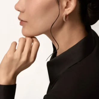 Orecchini a cerchio Clash De Cartier, modello piccolo, pavé
