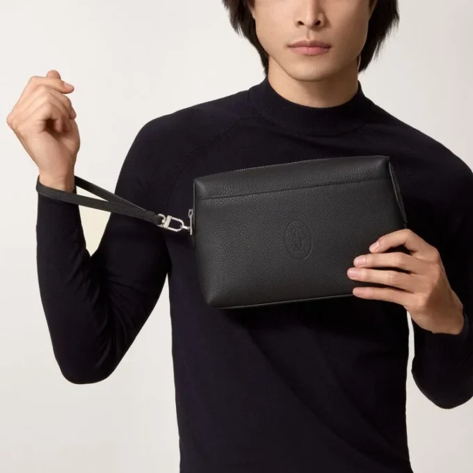 Pochette quadrata, Must de Cartier – Pelle di vitello nera, finitura in palladio – Cartier